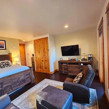 Beautiful Riverfront Near Mt Bachelor With Hot Tub Bend Exterior photo