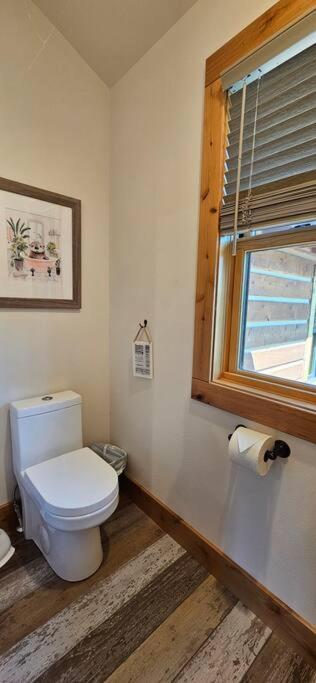 Beautiful Riverfront Near Mt Bachelor With Hot Tub