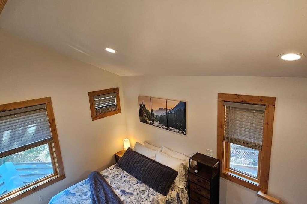 Beautiful Riverfront Near Mt Bachelor With Hot Tub Homestay