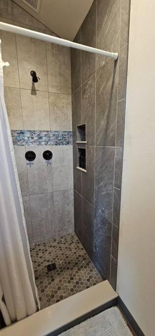 Homestay Beautiful Riverfront Near Mt Bachelor With Hot Tub