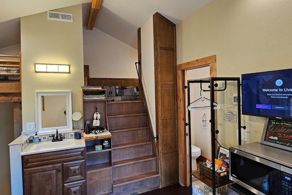 Beautiful Riverfront Near Mt Bachelor With Hot Tub Homestay Bend