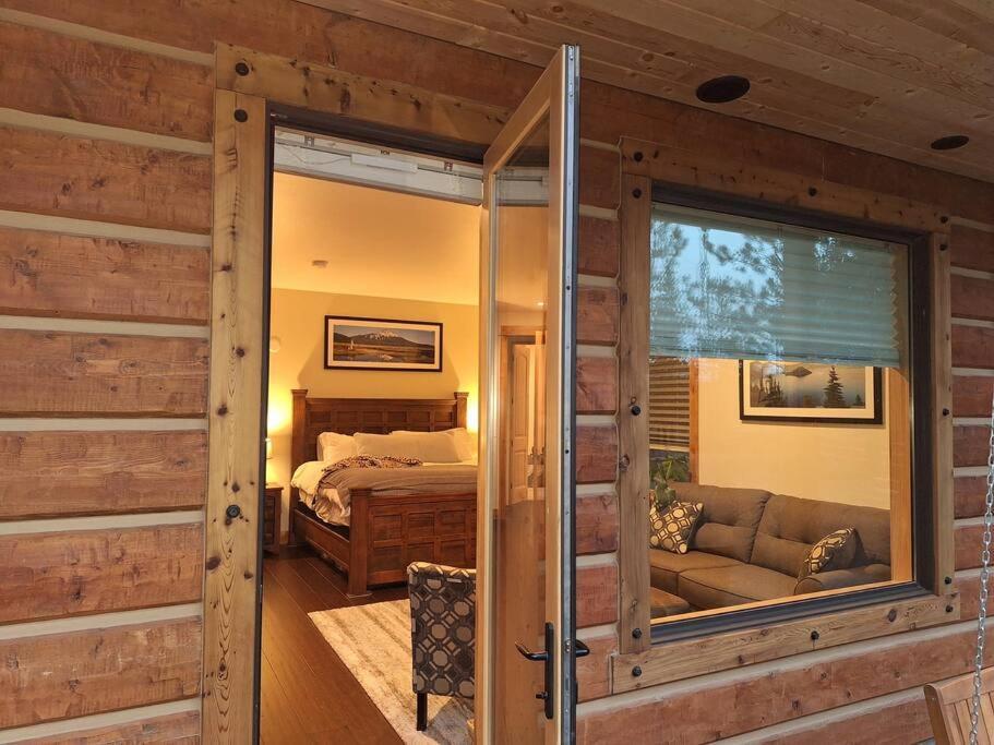 Beautiful Riverfront Near Mt Bachelor With Hot Tub *