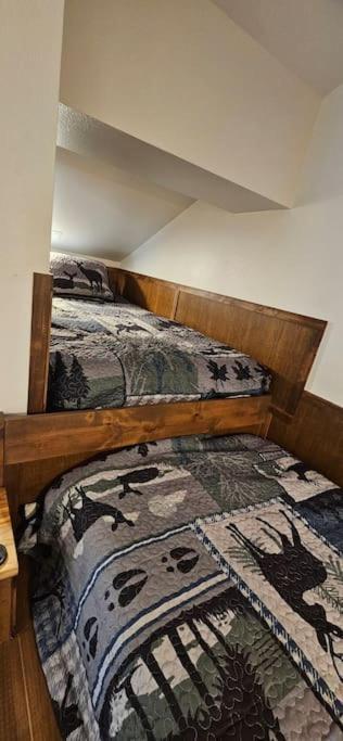 Beautiful Riverfront Near Mt Bachelor With Hot Tub Homestay
