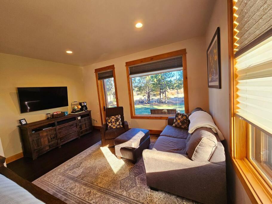 Homestay Beautiful Riverfront Near Mt Bachelor With Hot Tub