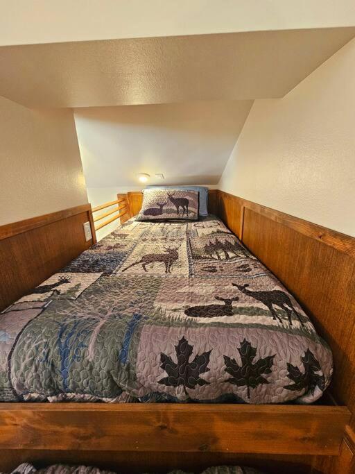 Beautiful Riverfront Near Mt Bachelor With Hot Tub Homestay *