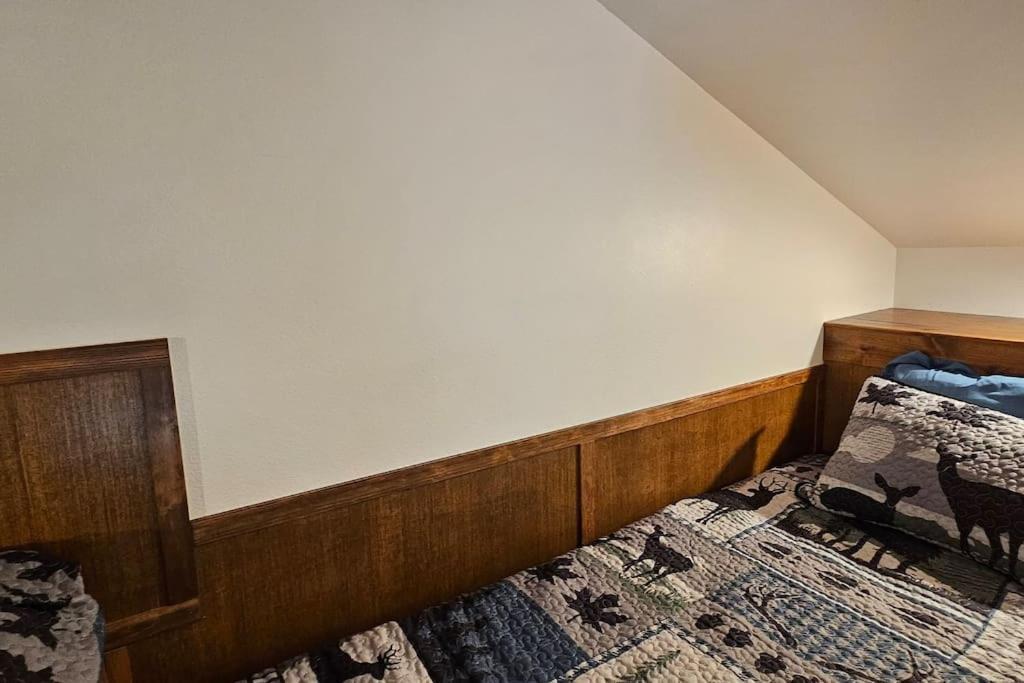Homestay Beautiful Riverfront Near Mt Bachelor With Hot Tub *