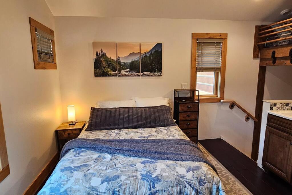 Beautiful Riverfront Near Mt Bachelor With Hot Tub Bend