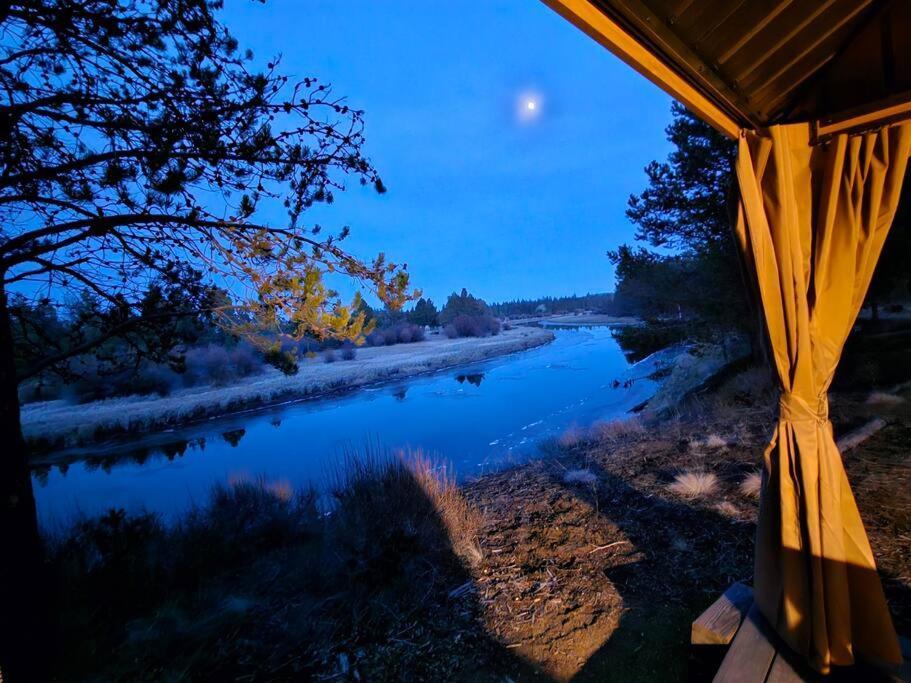 Beautiful Riverfront Near Mt Bachelor With Hot Tub Homestay