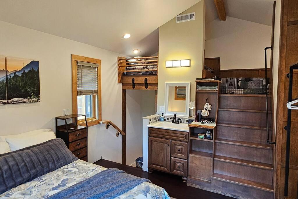 Beautiful Riverfront Near Mt Bachelor With Hot Tub Bend