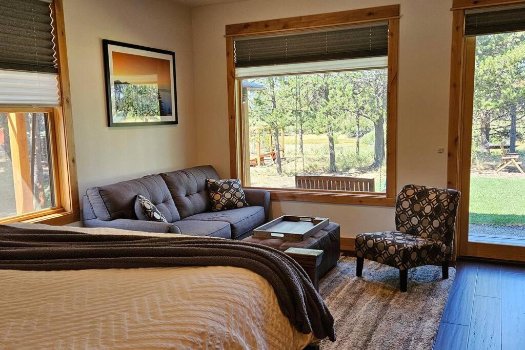 Beautiful Riverfront Near Mt Bachelor With Hot Tub Homestay