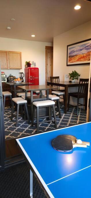 Homestay Beautiful Riverfront Near Mt Bachelor With Hot Tub