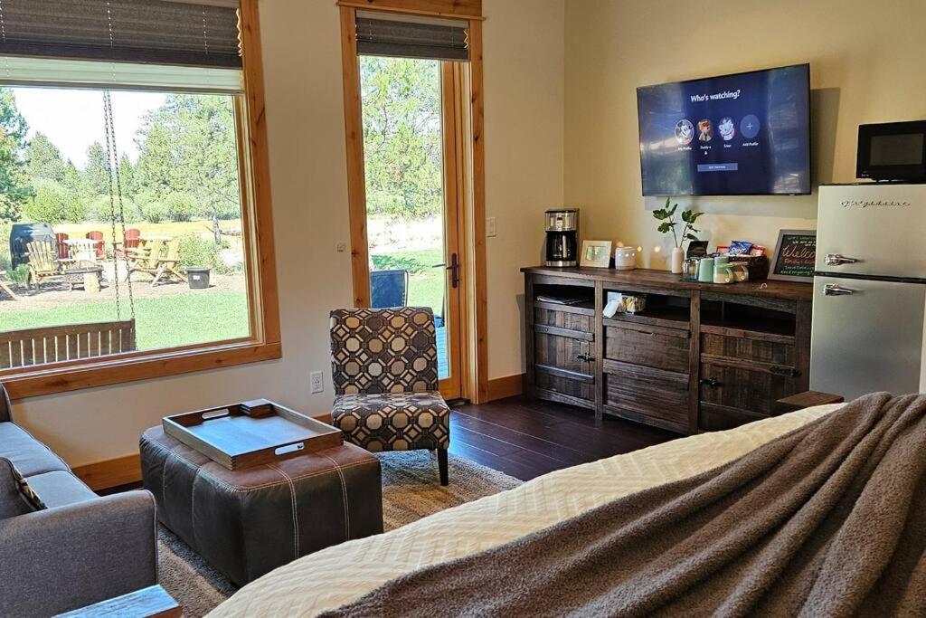 Homestay Beautiful Riverfront Near Mt Bachelor With Hot Tub *
