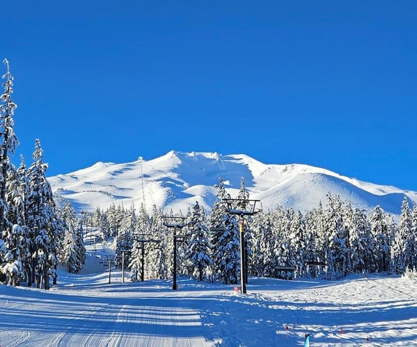Beautiful Riverfront Near Mt Bachelor With Hot Tub Bend