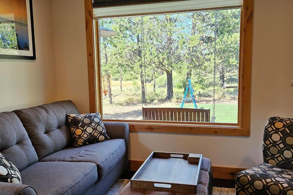 Beautiful Riverfront Near Mt Bachelor With Hot Tub Homestay