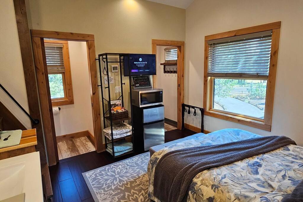 Homestay Beautiful Riverfront Near Mt Bachelor With Hot Tub *