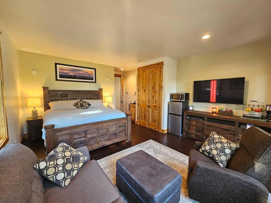 Homestay Beautiful Riverfront Near Mt Bachelor With Hot Tub Bend