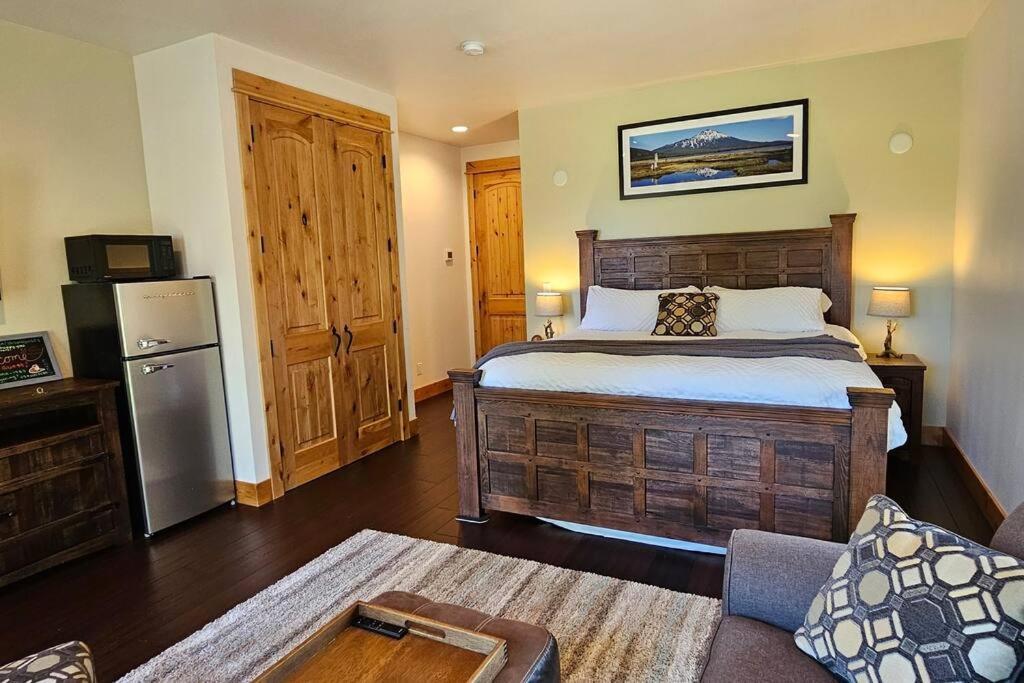 Beautiful Riverfront Near Mt Bachelor With Hot Tub