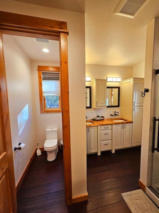 Beautiful Riverfront Near Mt Bachelor With Hot Tub Homestay *