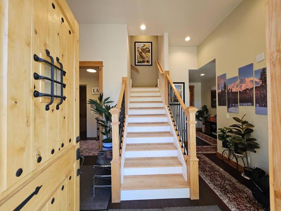 Beautiful Riverfront Near Mt Bachelor With Hot Tub Homestay Bend