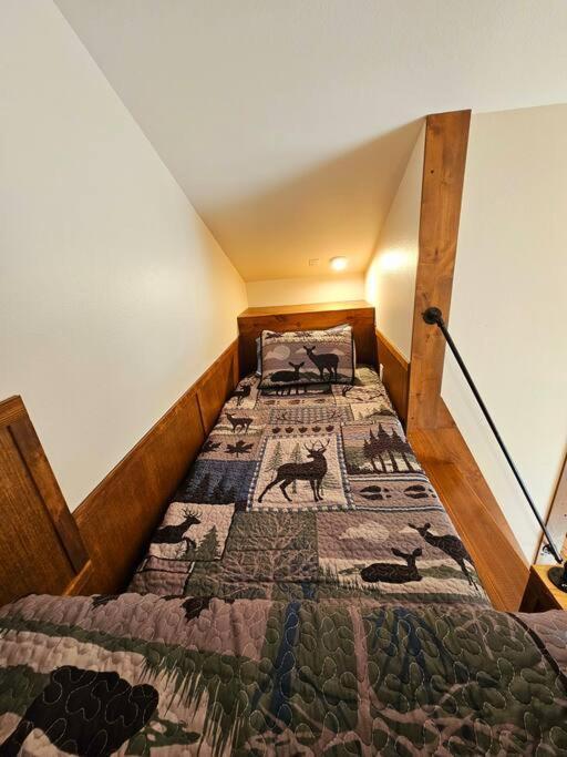 Homestay Beautiful Riverfront Near Mt Bachelor With Hot Tub Bend