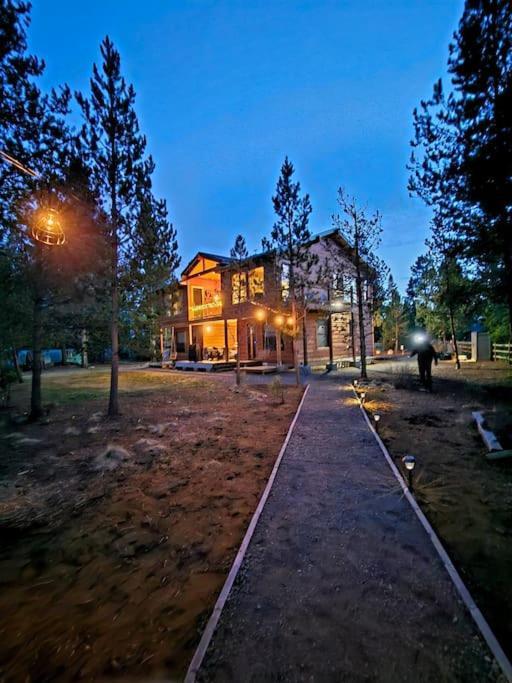 Beautiful Riverfront Near Mt Bachelor With Hot Tub * Bend
