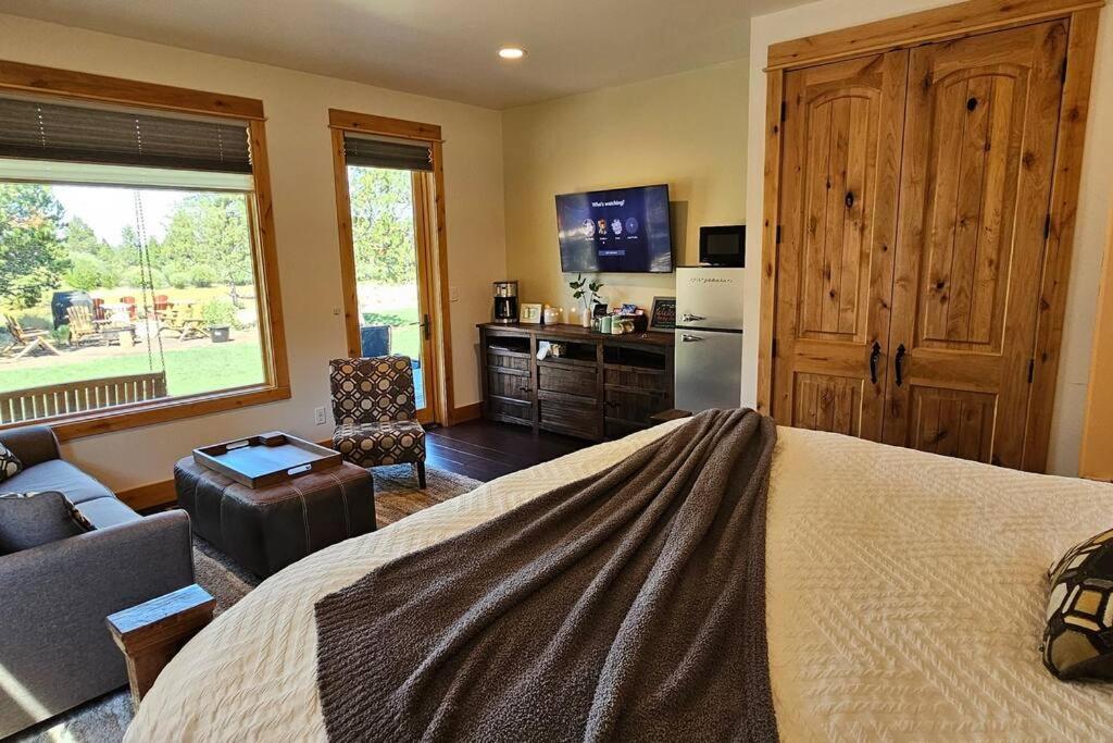 Beautiful Riverfront Near Mt Bachelor With Hot Tub