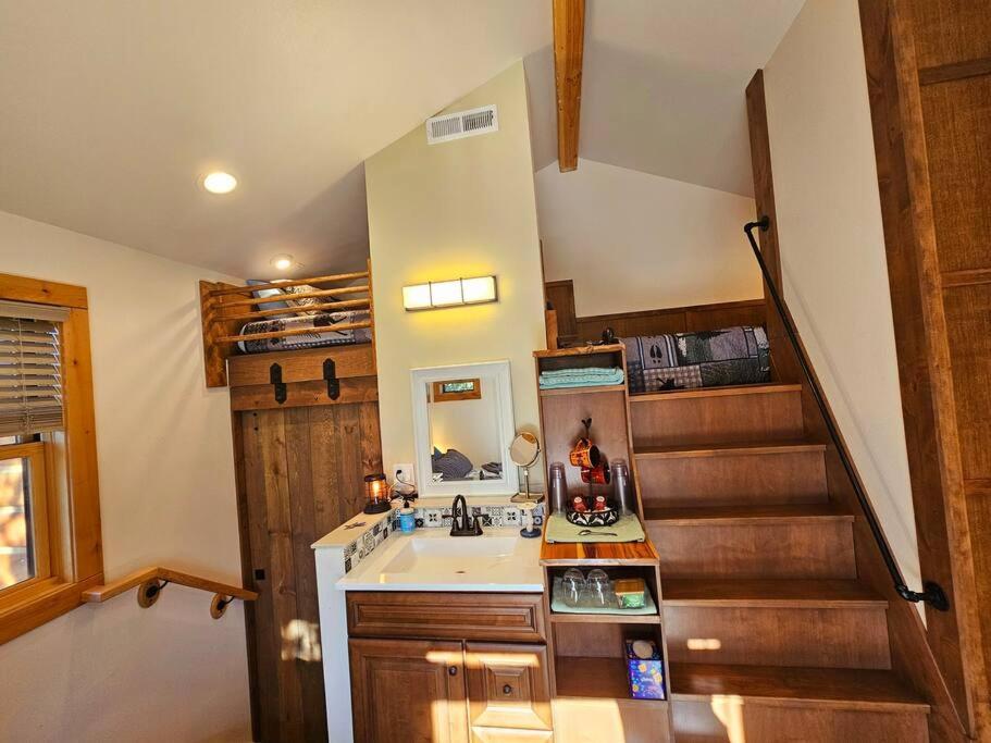 Homestay Beautiful Riverfront Near Mt Bachelor With Hot Tub *