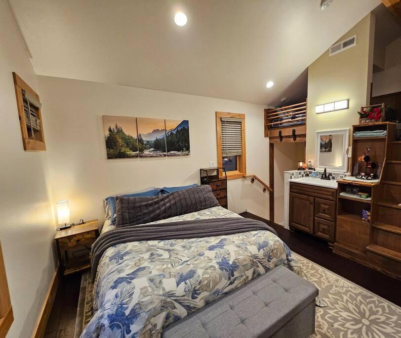 Beautiful Riverfront Near Mt Bachelor With Hot Tub Homestay Bend