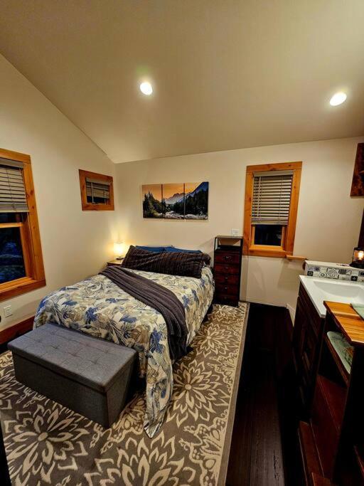 Beautiful Riverfront Near Mt Bachelor With Hot Tub *