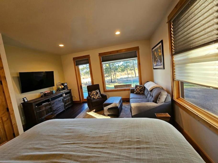 Beautiful Riverfront Near Mt Bachelor With Hot Tub * Bend