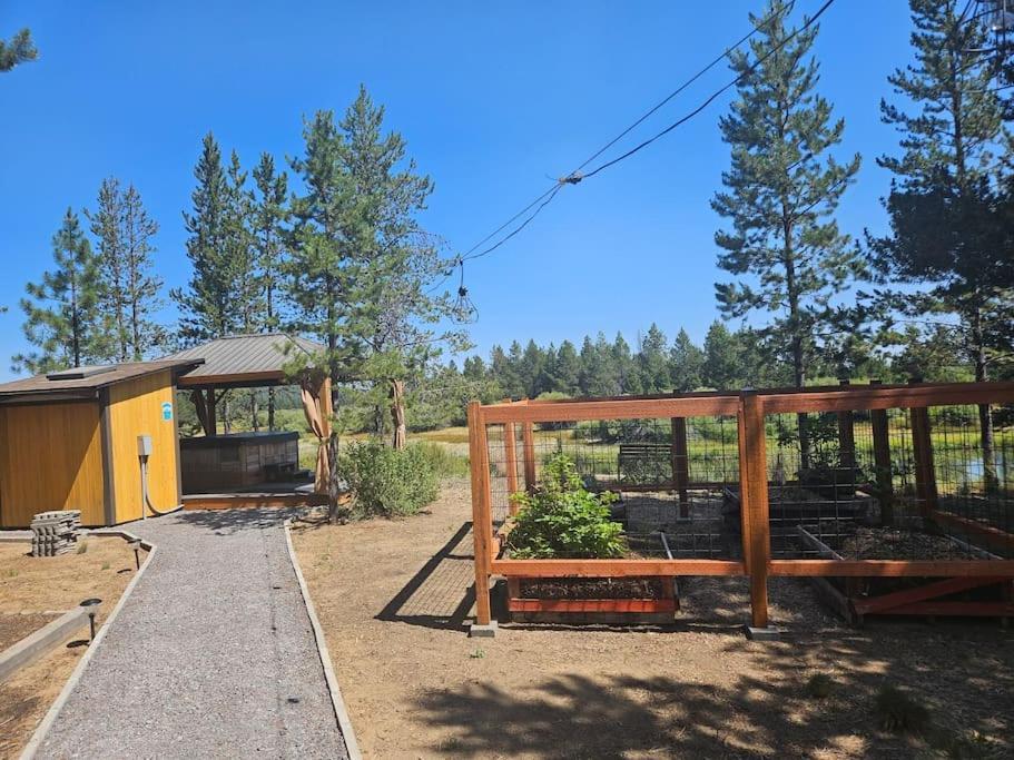 Beautiful Riverfront Near Mt Bachelor With Hot Tub Homestay
