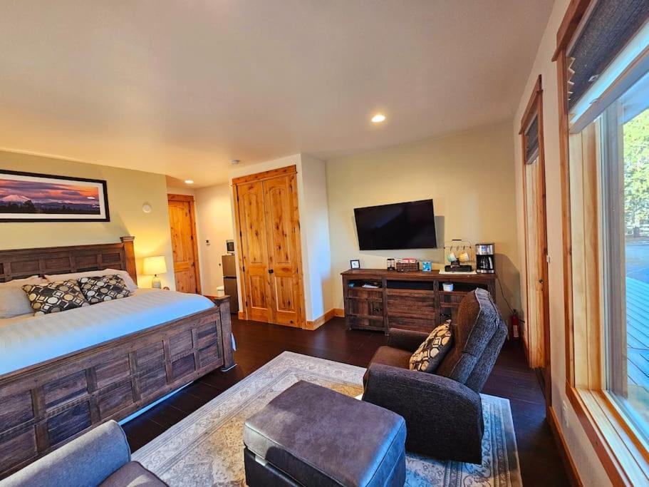 Homestay Beautiful Riverfront Near Mt Bachelor With Hot Tub