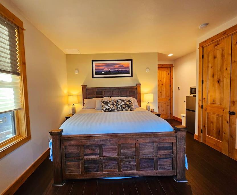 Beautiful Riverfront Near Mt Bachelor With Hot Tub Homestay Bend