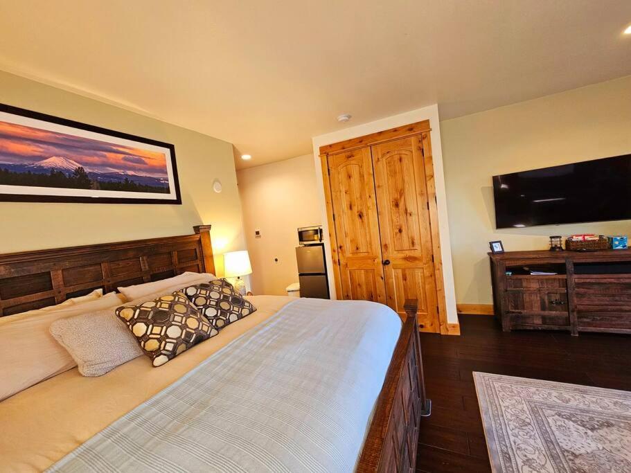 Beautiful Riverfront Near Mt Bachelor With Hot Tub * Bend