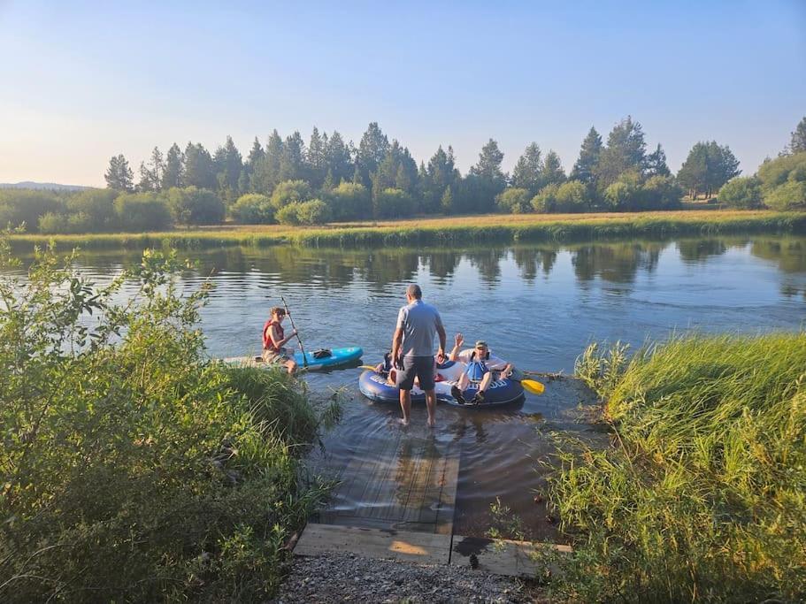Beautiful Riverfront Near Mt Bachelor With Hot Tub
