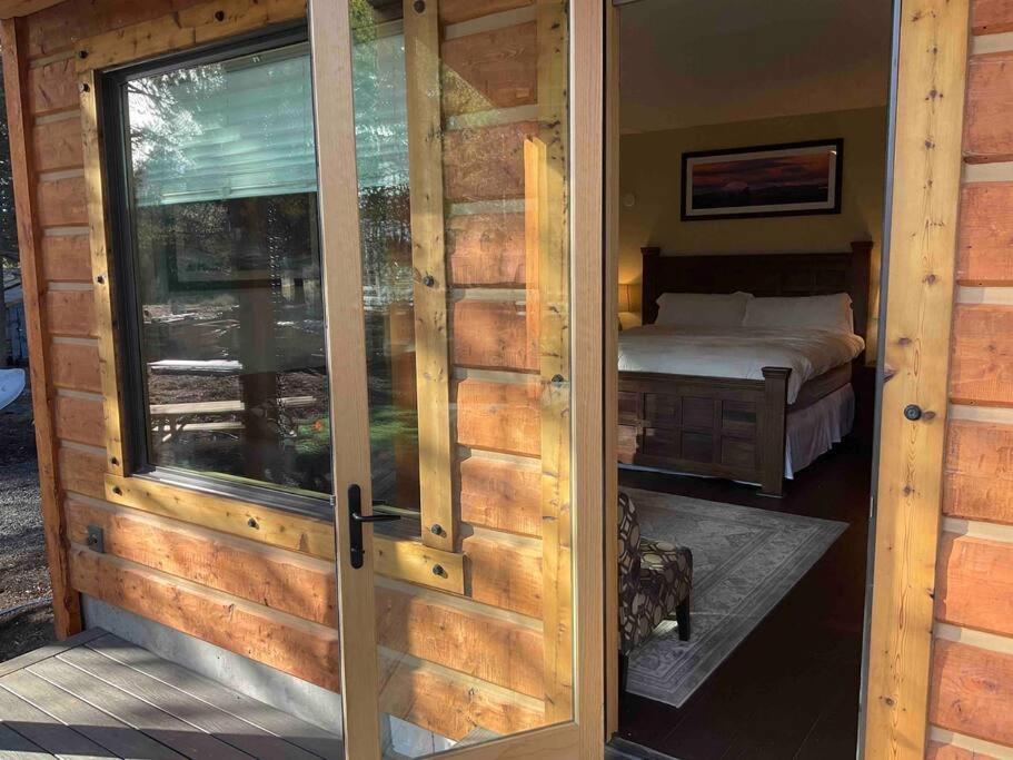 Homestay Beautiful Riverfront Near Mt Bachelor With Hot Tub