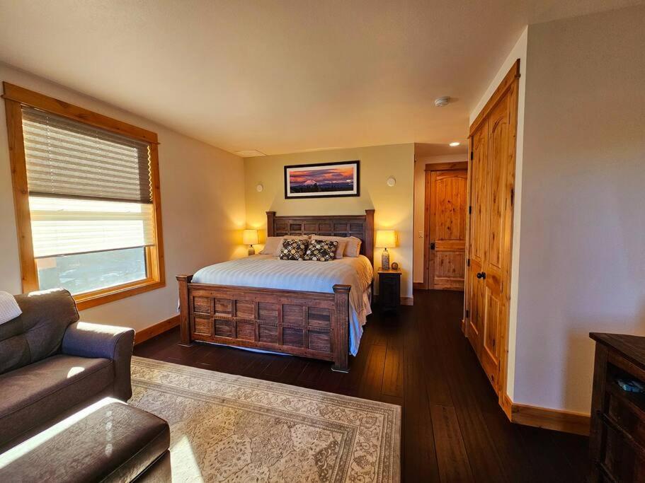 Beautiful Riverfront Near Mt Bachelor With Hot Tub Homestay Bend