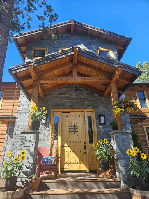 Beautiful Riverfront Near Mt Bachelor With Hot Tub *