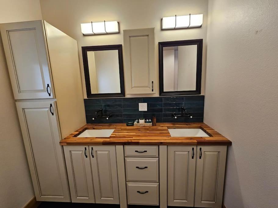 Beautiful Riverfront Near Mt Bachelor With Hot Tub Homestay Bend