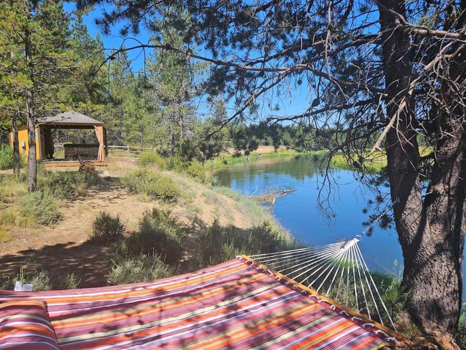 Beautiful Riverfront Near Mt Bachelor With Hot Tub *