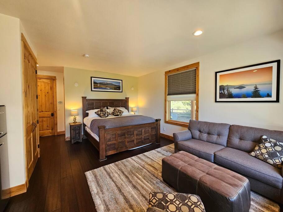 Beautiful Riverfront Near Mt Bachelor With Hot Tub * Bend
