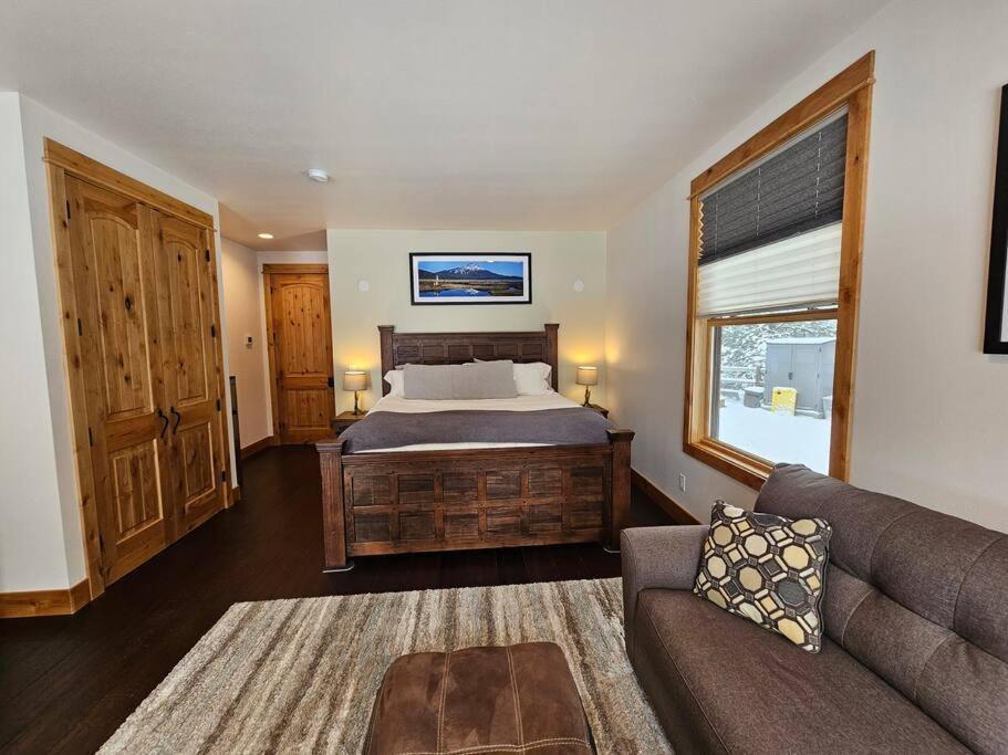 Beautiful Riverfront Near Mt Bachelor With Hot Tub Homestay Bend